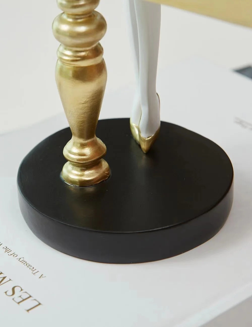 Nordic Billiard Player Resin Figurine – Modern Home Decor