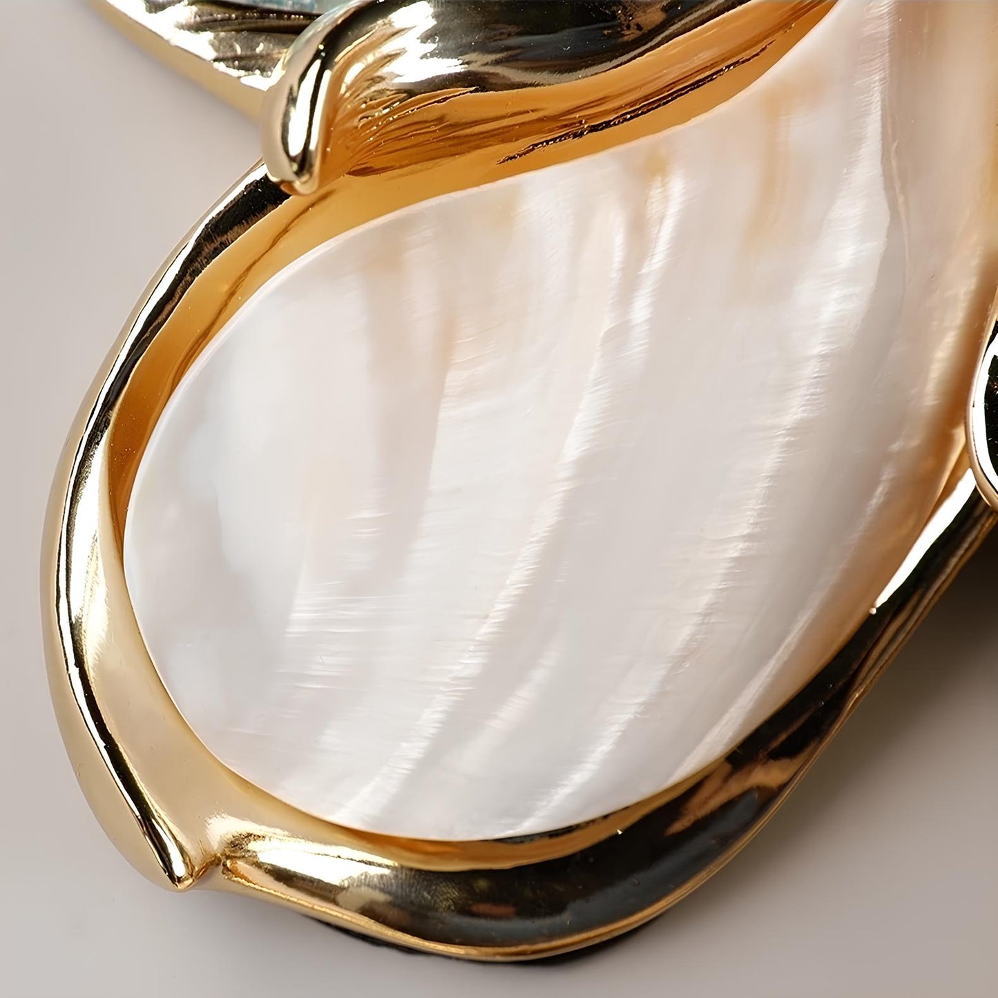 Luxury Handmade Abalone and Mother of Pearl Inlaid Round Wall Clock - Homevalley.co.uk